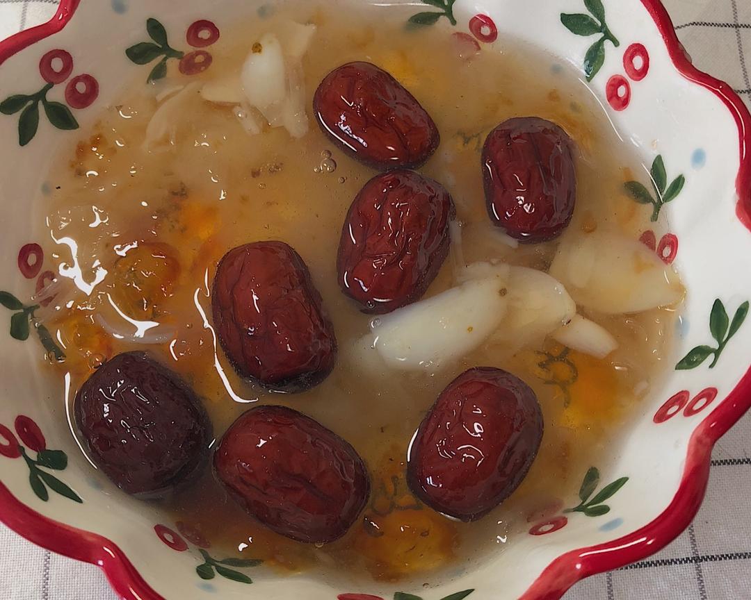 桃胶银耳百合红枣汤