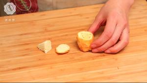 油豆腐鹌鹑蛋酿肉的做法 步骤2