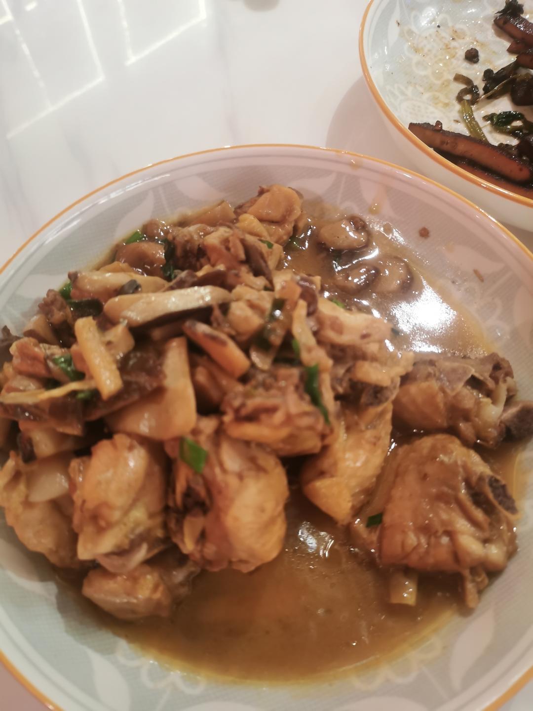 新鲜香菇炒鸡肉