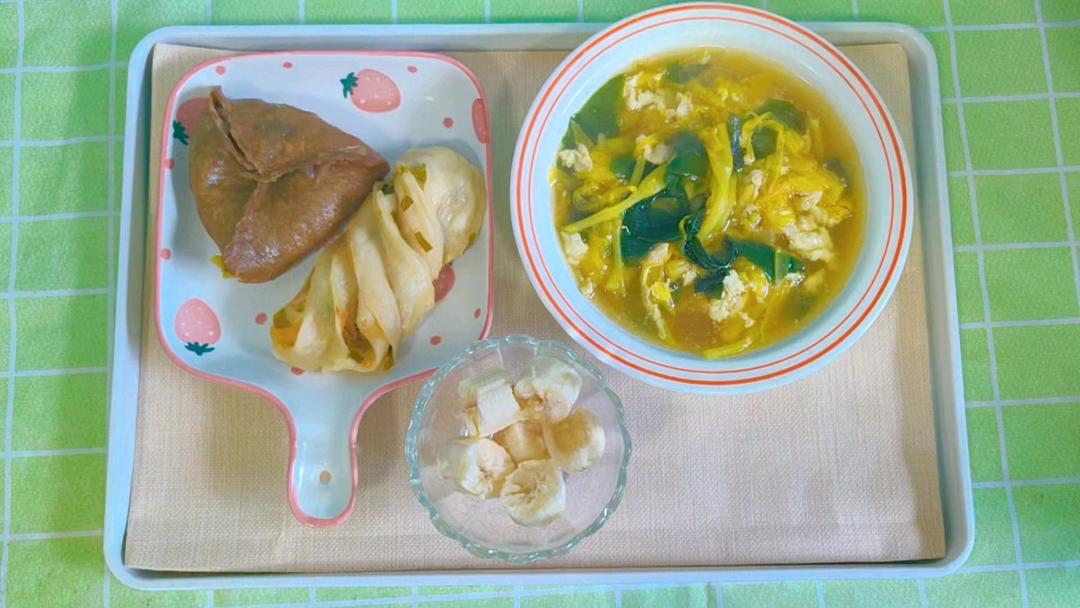 新鲜的黄花菜这么做，汤鲜味美，简单好做，十分钟搞定：裙带菜黄花​鸡蛋汤。早上来一碗，鲜掉你眉毛。