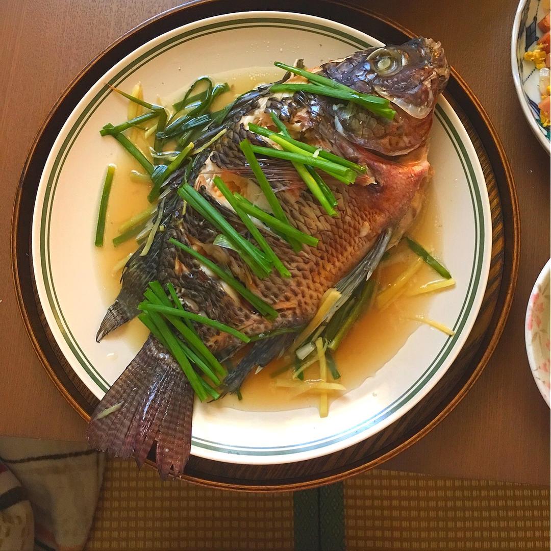过年餐桌上少不了的菜——清蒸罗非鱼