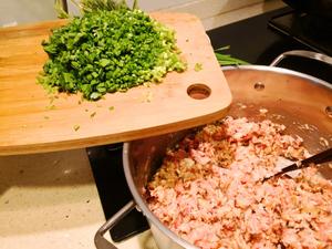 经典传统美味-韭菜香菇猪肉饺的做法 步骤2