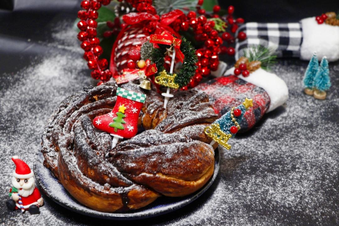 圣诞巧克力坚果麋鹿花环面包