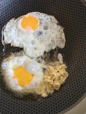 蒜香浓郁༄「蒜末煎蛋🍳汤」༄的做法 步骤4