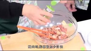 肥妈食平3D-青红苹果烟肉炒鸡柳的做法 步骤2