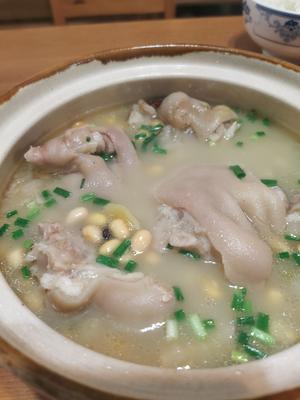 奶白的清炖猪脚黄豆汤的做法 步骤4