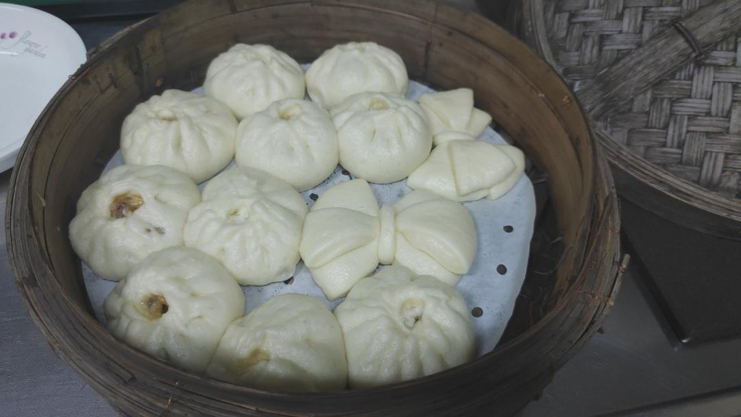 云朵般松软爆浆蜜汁叉烧包