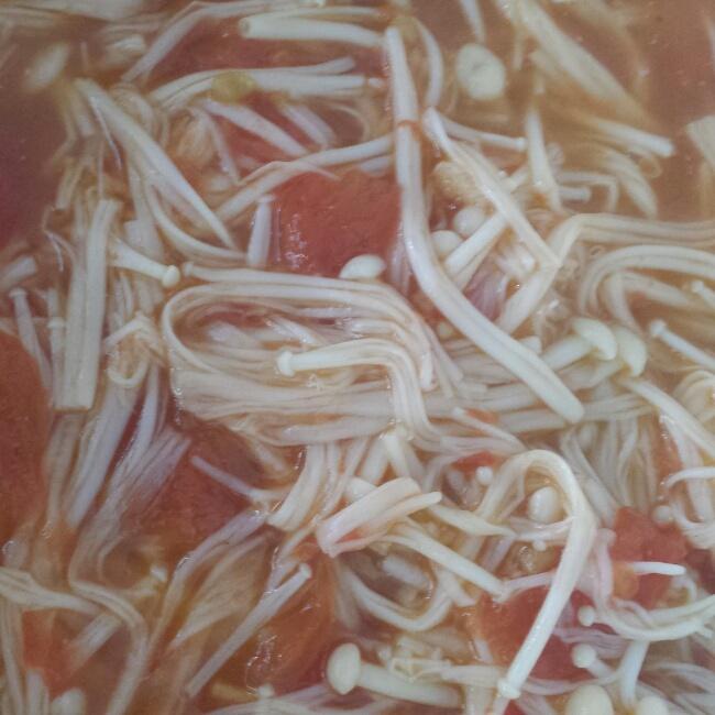 西红柿烩金针菇（超级简单是跟美食家大雄学哒~）的做法