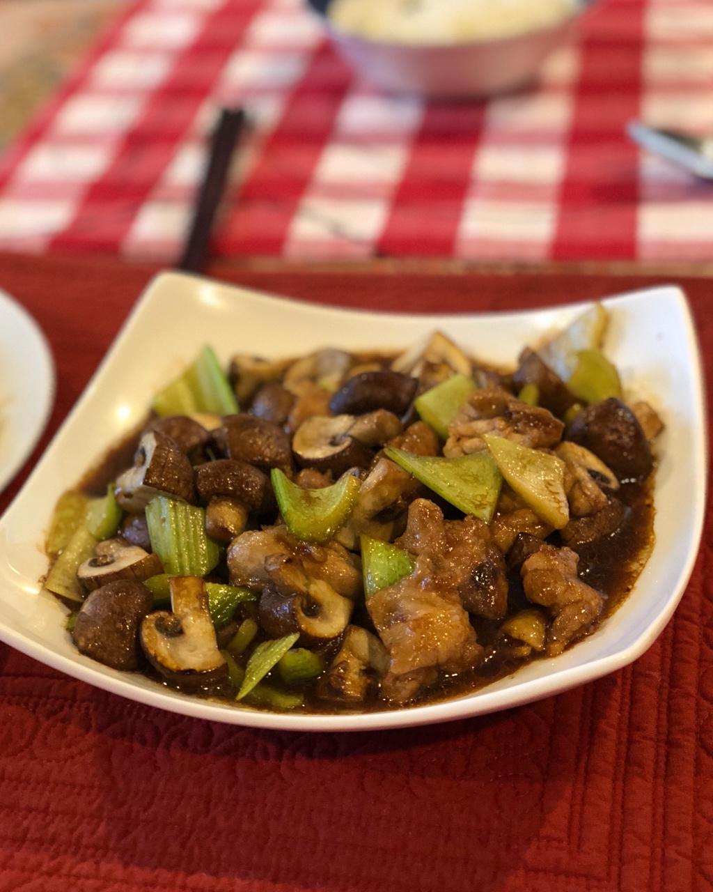 鸡腿肉炒蘑菇