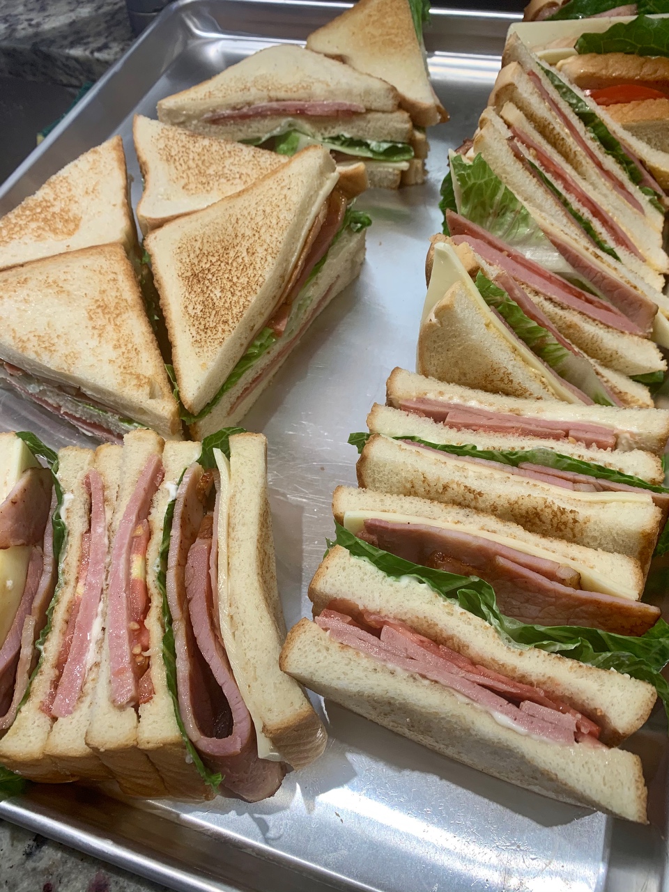 如何让三明治好吃到停不下来：火腿&午餐肉三明治作法详解的做法