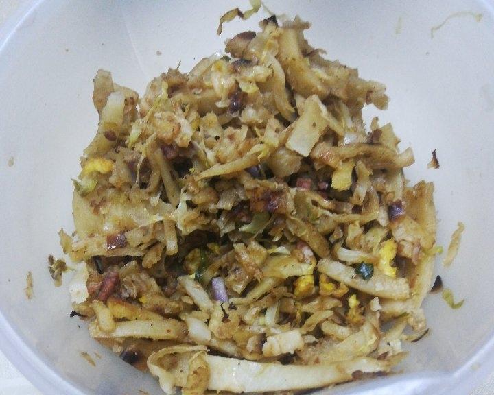 腊肠鸡蛋白菜烩饼