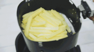 炸薯条：空气炸锅版本的做法 步骤7