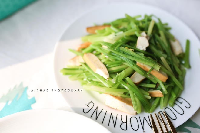 减脂餐——芹菜炒香干的做法