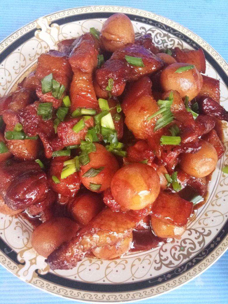 加了鹌鹑蛋后，这盘红烧肉，美味的逆天啦——鹌鹑蛋烧肉（孔瑶食谱）