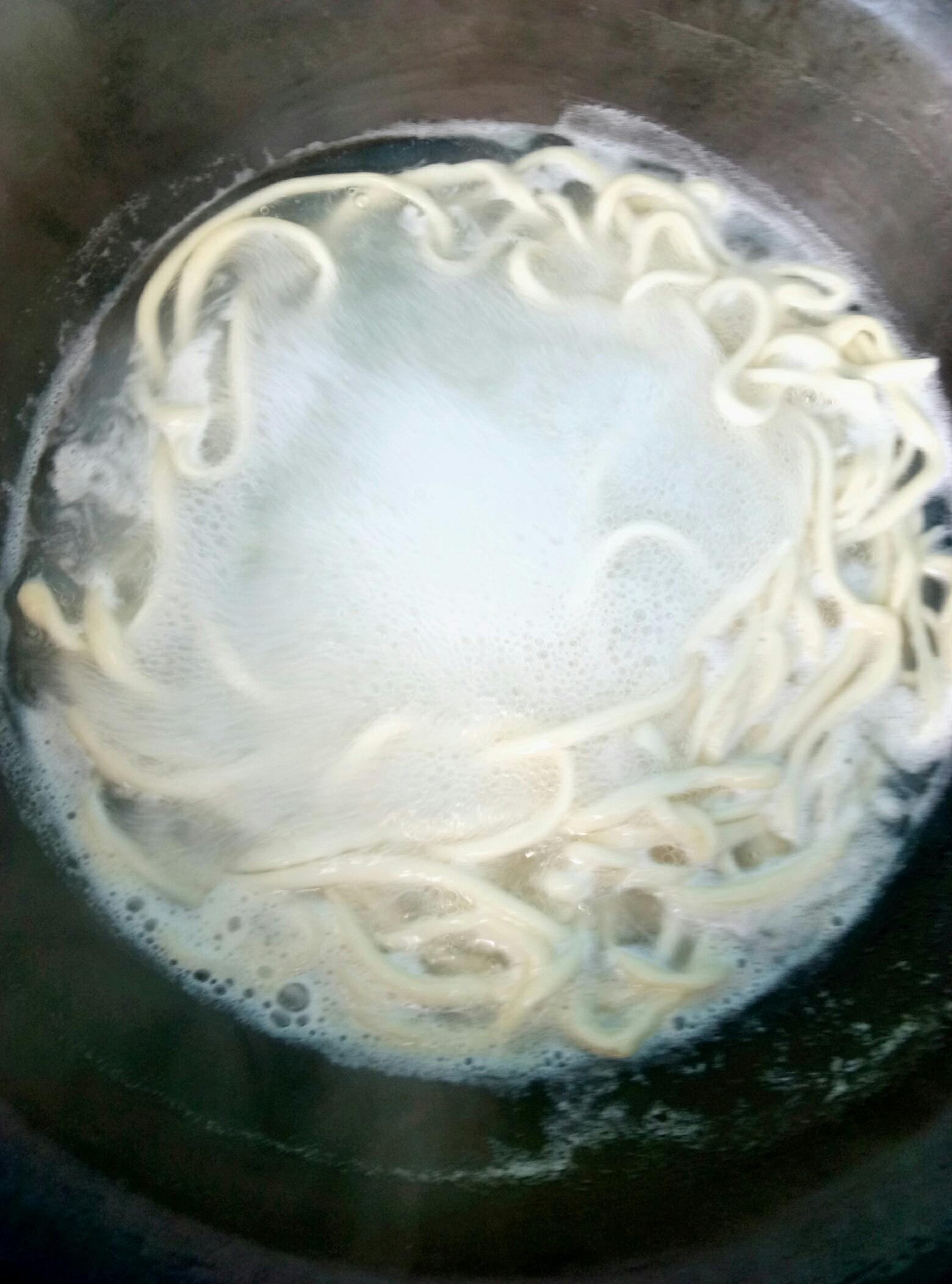 新疆拉面  馓子面基础法
新疆拉面俗称拉条子，是新疆少数民族的主食之一，拉面面坯是制作过油肉，家常面，干煸面，丁丁炒面等的主料。拉面拉的细些，和意面像近，可随意配制成各种口味的面食。的做法 步骤7