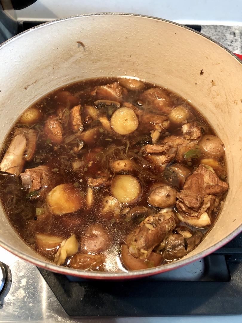 菌香土豆炖排骨，这样做味道更鲜香