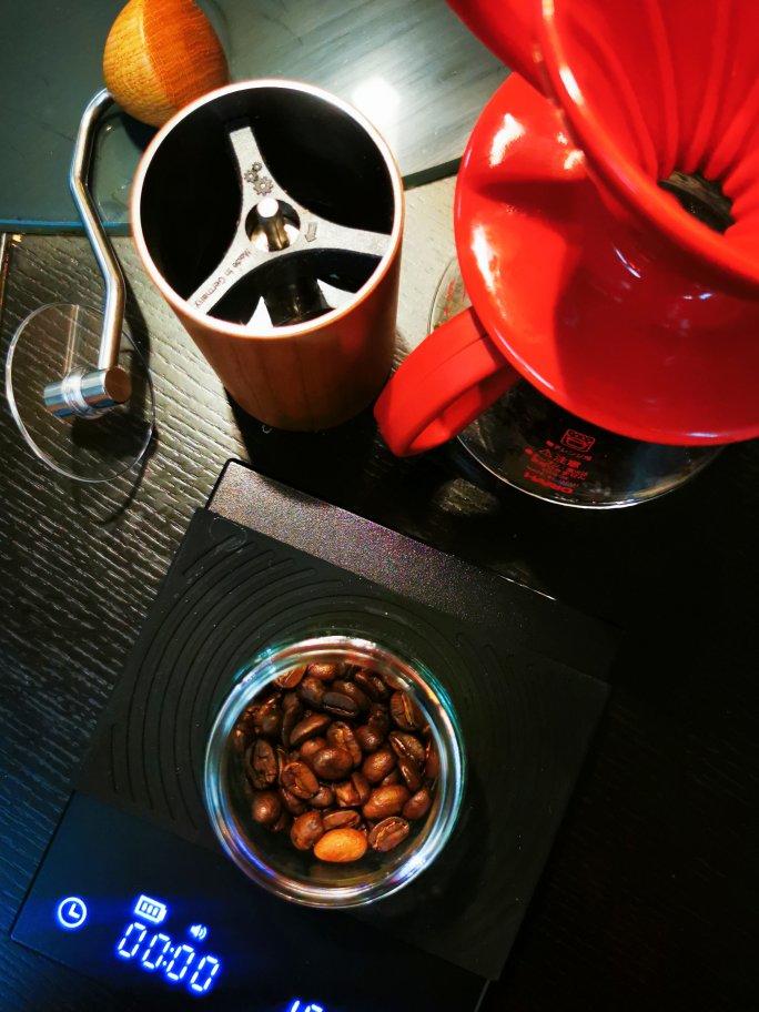 宅在家，冲一杯手冲咖啡，假装是咖啡店小哥哥给做的