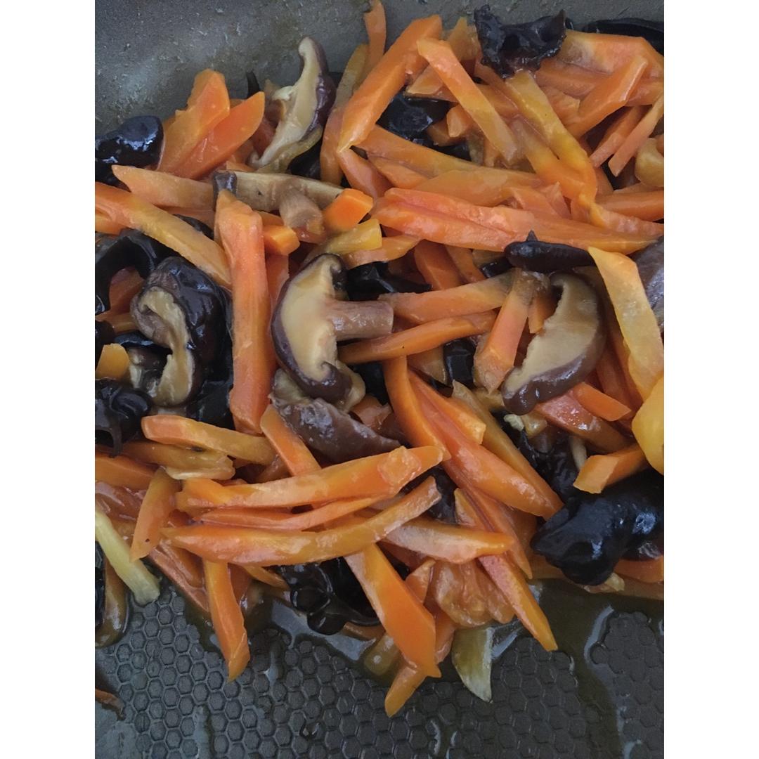 胡萝卜香菇炒木耳
