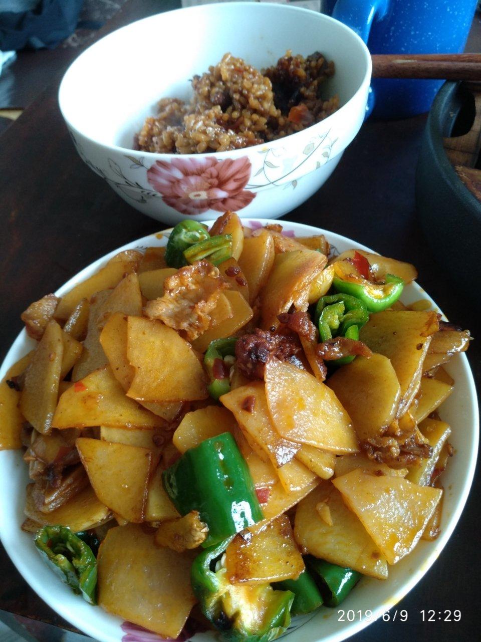 五花肉干煸土豆片