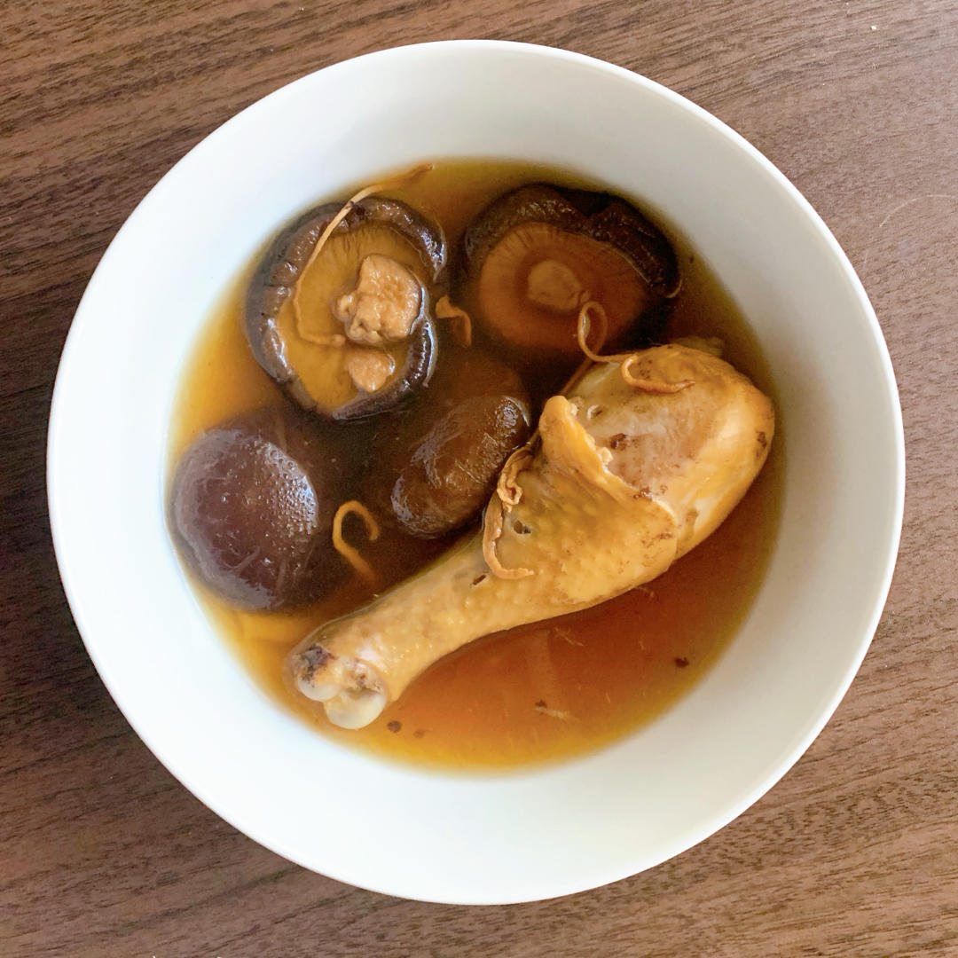 一只鸡腿煲靓汤，香菇鸡腿汤