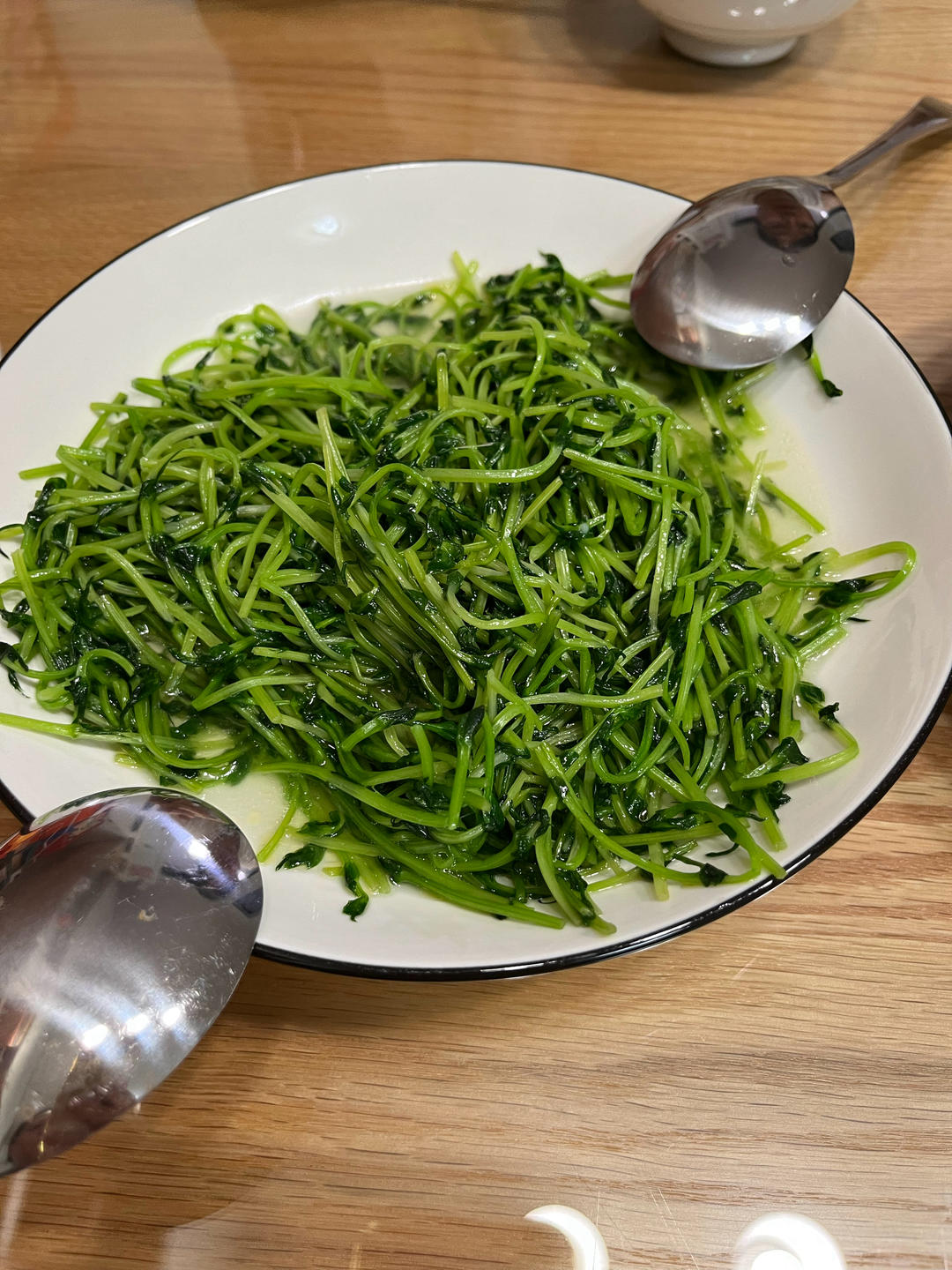 清炒豌豆苗，就爱这抹带着清香的翠绿～