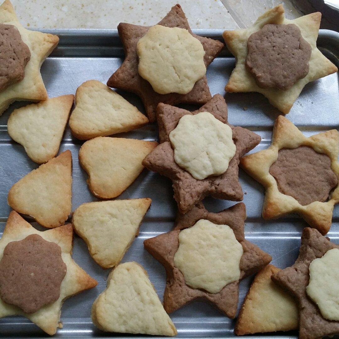 宝贝小星儿做的双色心形饼干