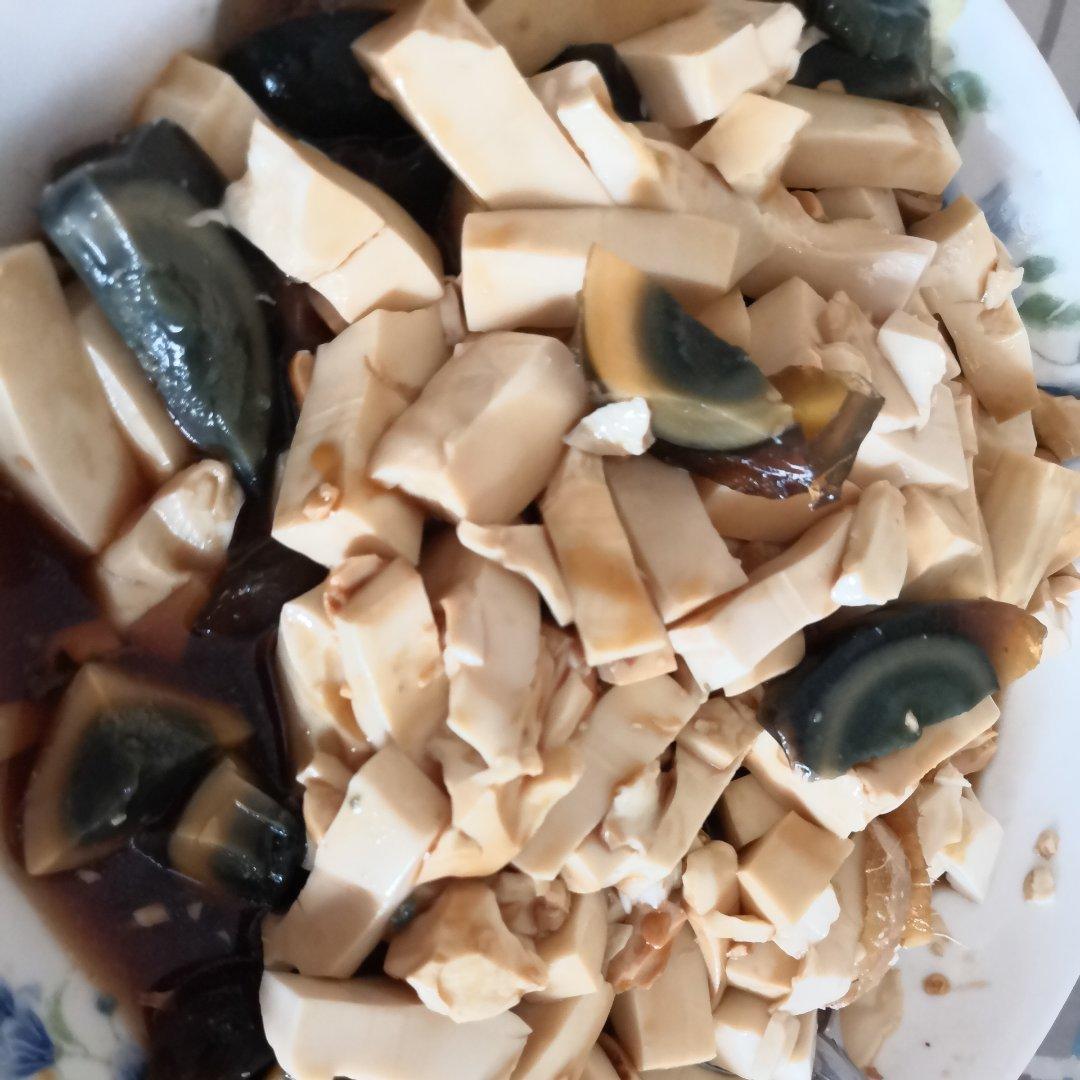 皮蛋拌豆腐