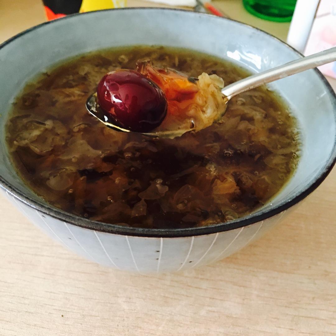 美容润肤 益气补血《桃胶皂角米百合银耳红枣羹》