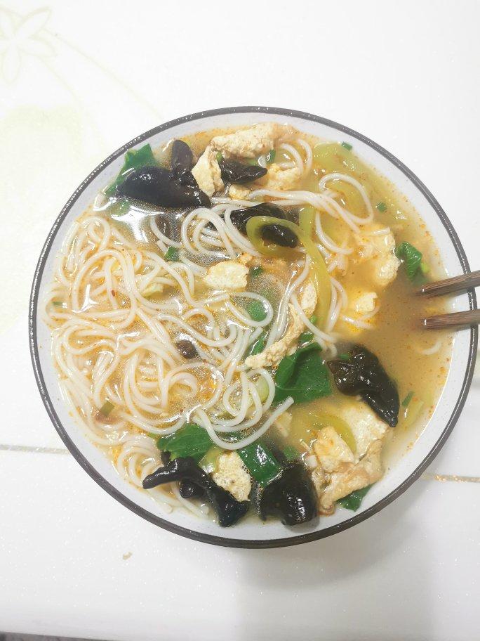 家常快手青椒木耳炒鸡蛋
