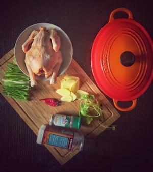无水葱油童子鸡一一转自微博菜谱（Le Creuset铸铁炖锅）的做法 步骤1