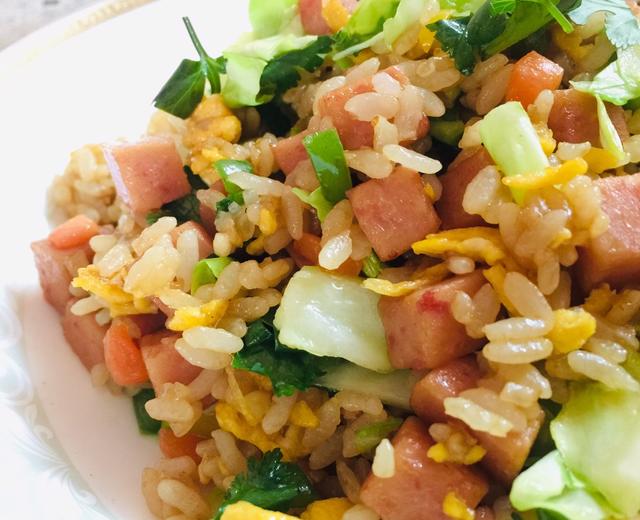 不一样的酱油炒饭🍚分享给担心孩子不喜吃蔬菜🥬的宝妈们的做法