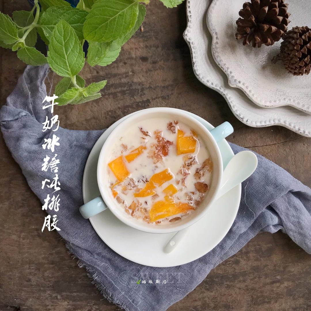 桃胶雪莲子银耳糖水