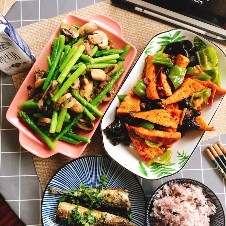 点击率超五十万的                    芦笋炒蘑菇