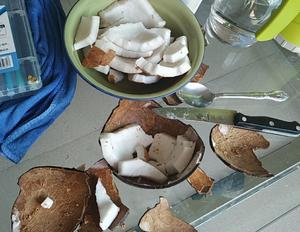 开椰子，挖椰肉，做椰奶，烤椰蓉的做法 步骤3