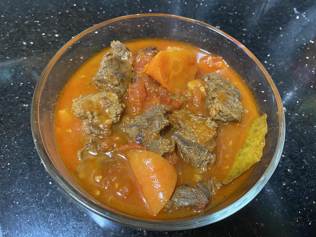 汤浓肉嫩的番茄牛腩，牛腩软烂秘法
