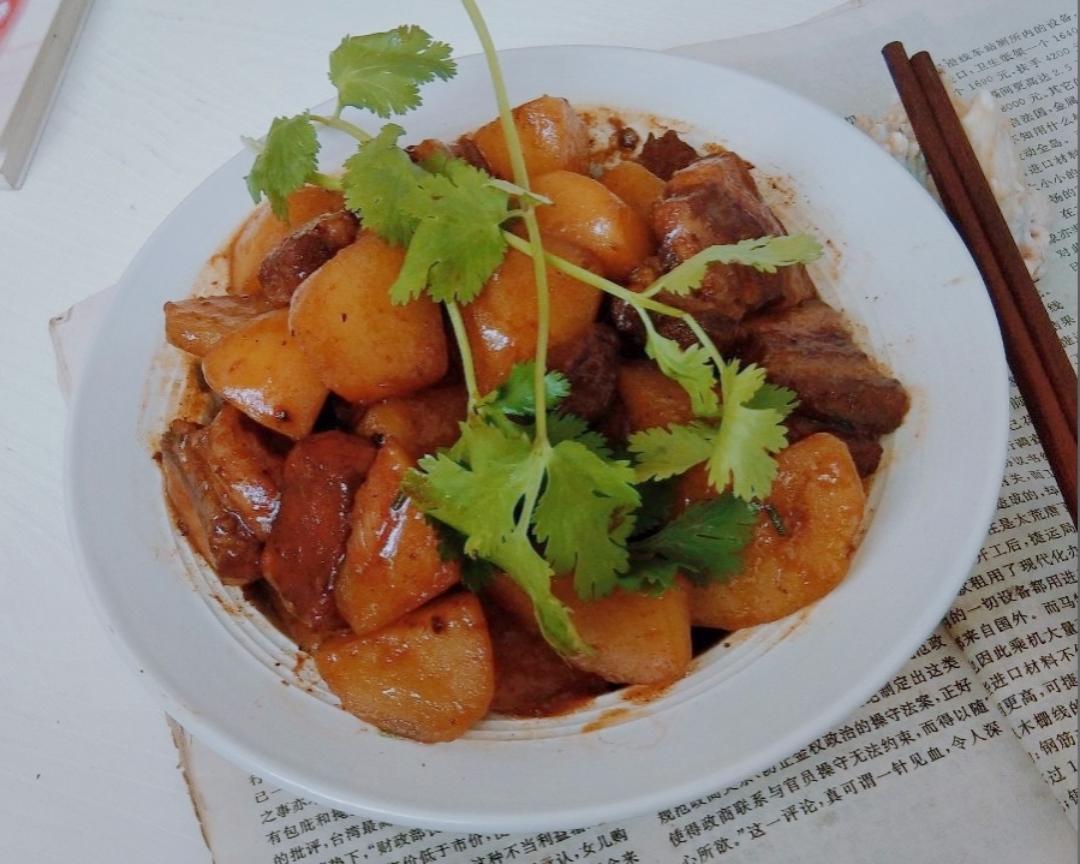 土豆红烧肉的做法
