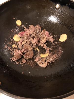 酸姜凤梨（菠萝）炒牛肉的做法 步骤7