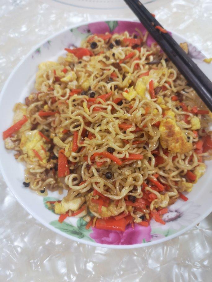 路边摊风味炒方便面