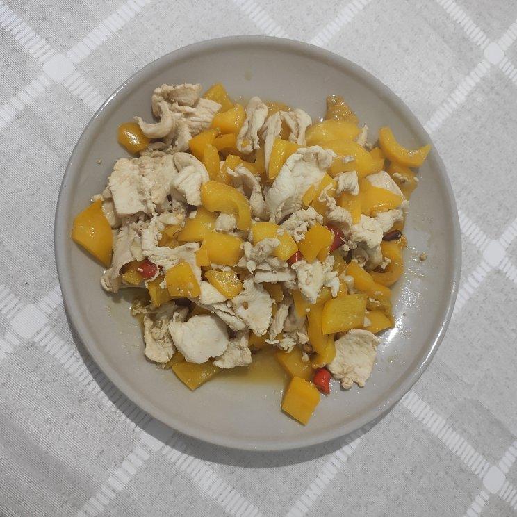 豌豆炒鸡胸肉丁