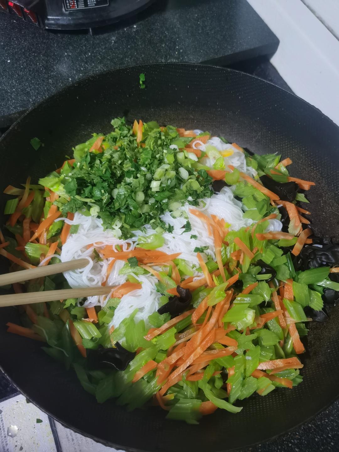 凉拌芹菜萝卜木耳粉丝的做法 步骤6