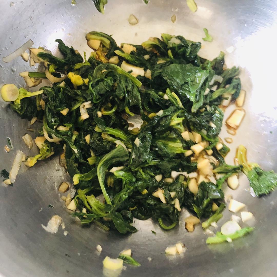 简单的凉拌芹菜叶