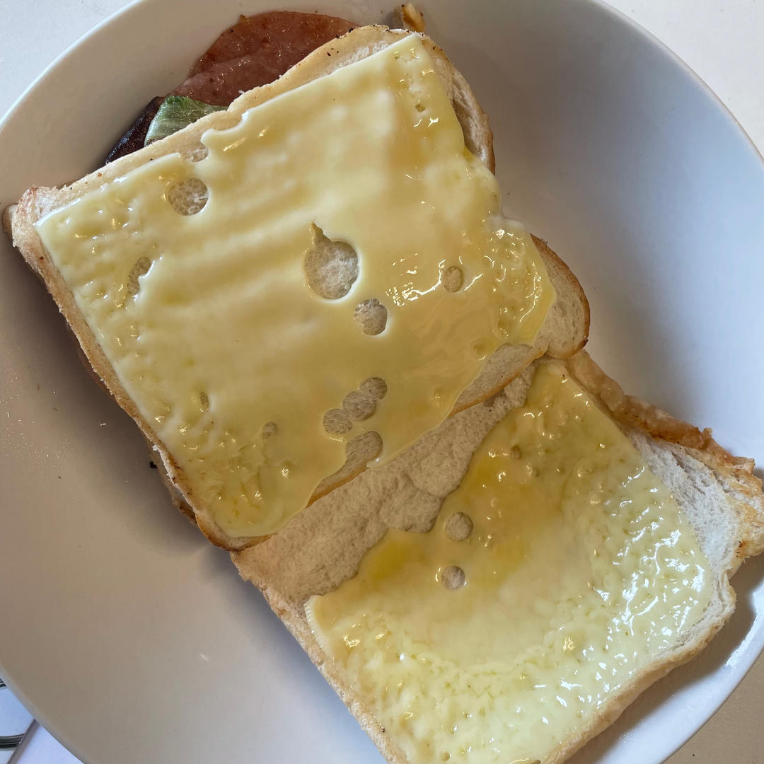 一口一个的火腿芝士三明治