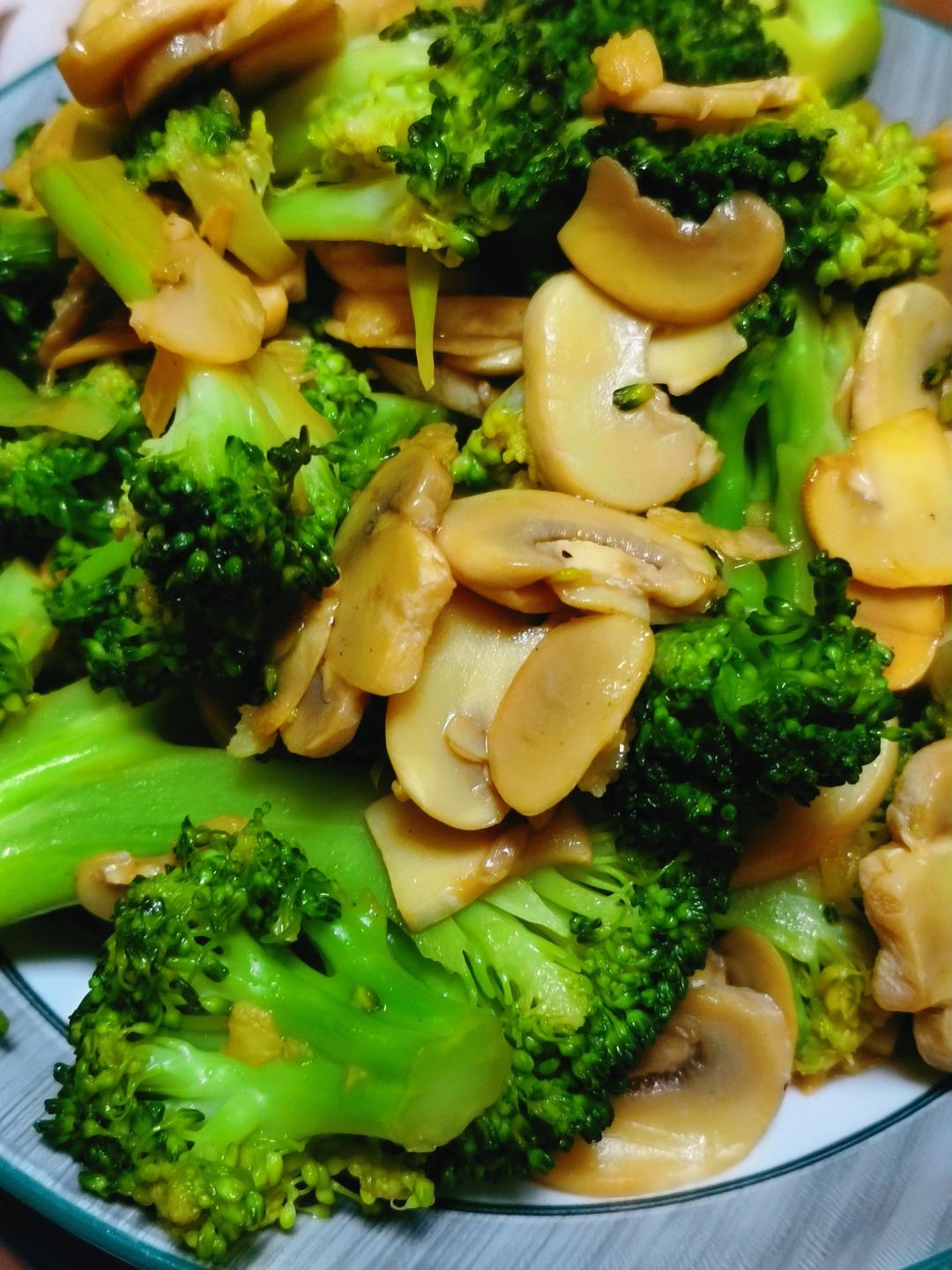 减脂餐～鲜美爽口的西蓝花炒口蘑