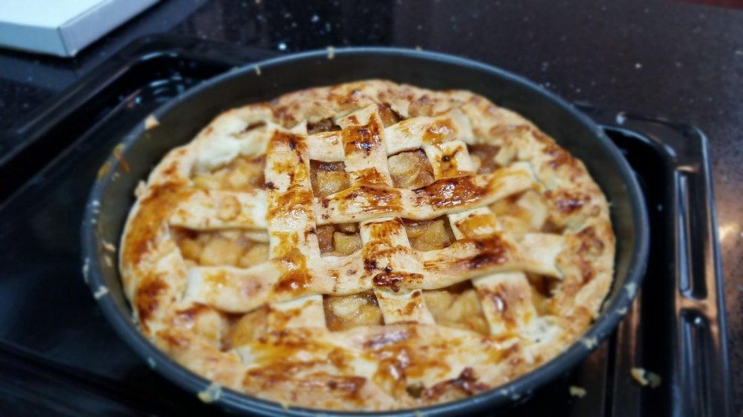 超详细制作正宗美国苹果派（包含饼皮和馅料的制作方法）。                              as American as Apple Pie