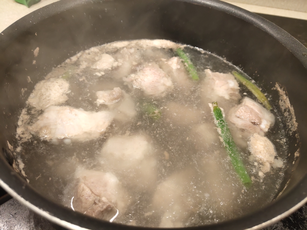 留学生必备汤品--排骨海带汤的做法 步骤3