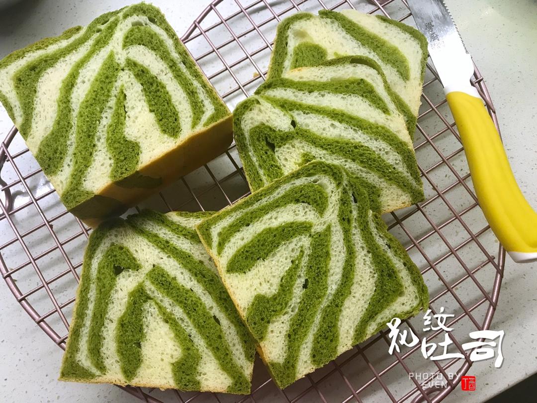 时髦的条纹吐司