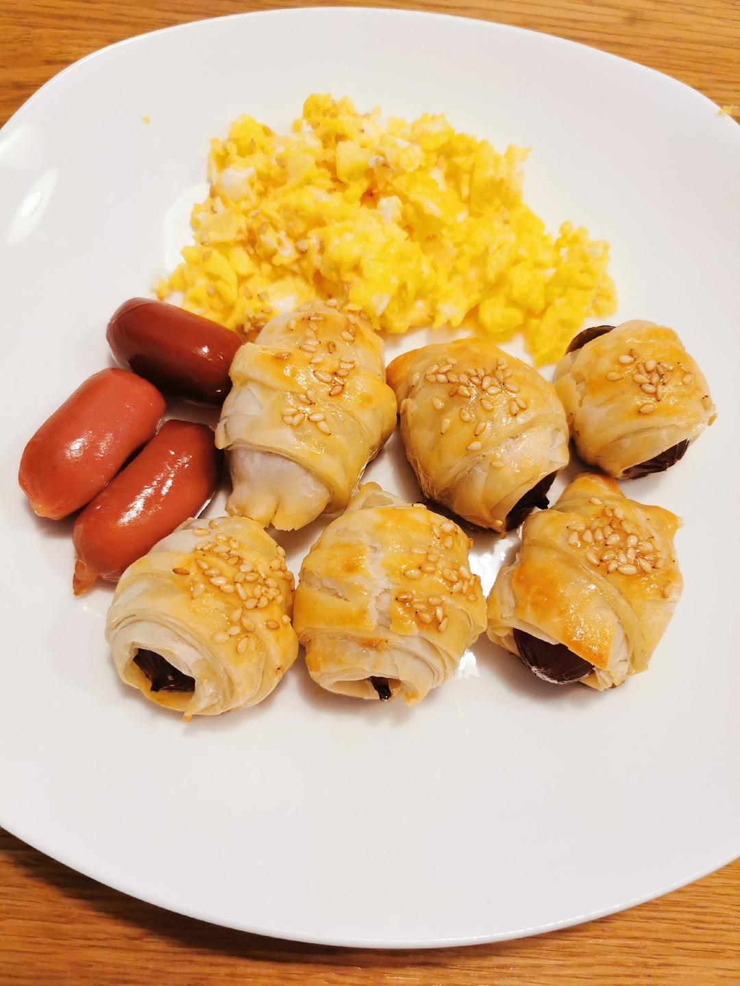 香肠酥皮卷：手抓饼皮还能这样吃，不用和面快速搞定早餐