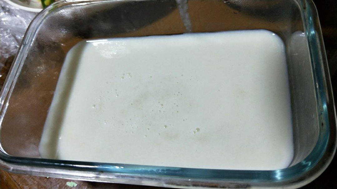 熬制肉皮冻---为小笼包做准备