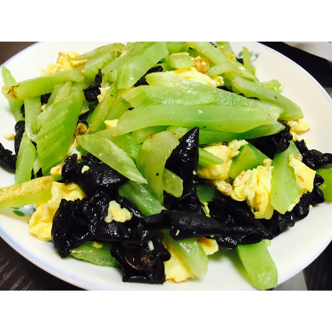 hi请叫我陆饱饱做的黑木耳鸡蛋炒莴笋