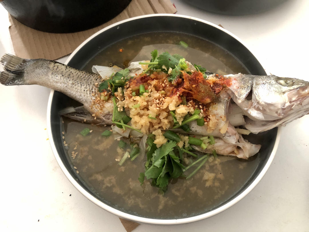 新手家常蒸鱼（附鲜美小秘诀）